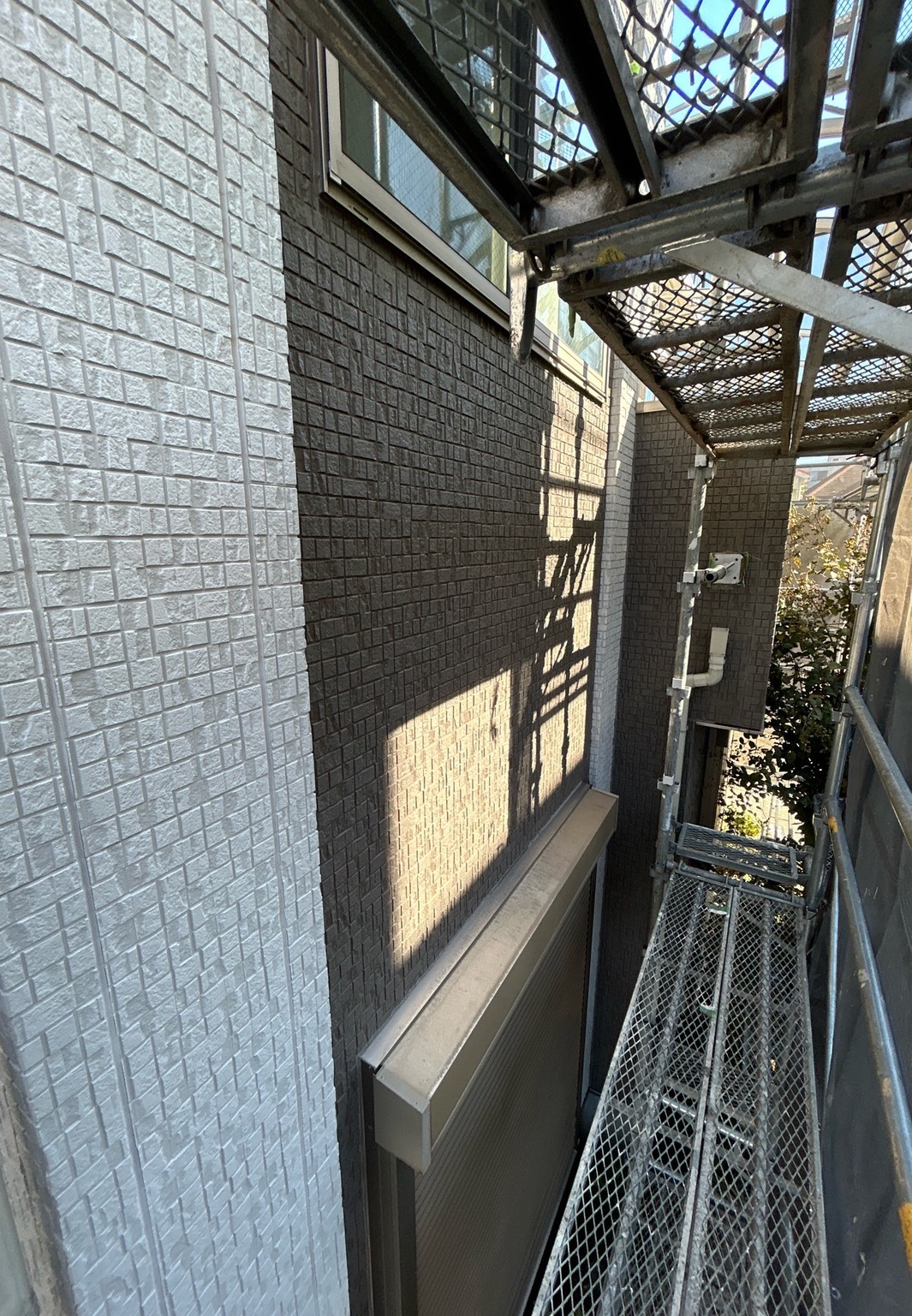 足場設置中の戸建住宅の外壁塗装前